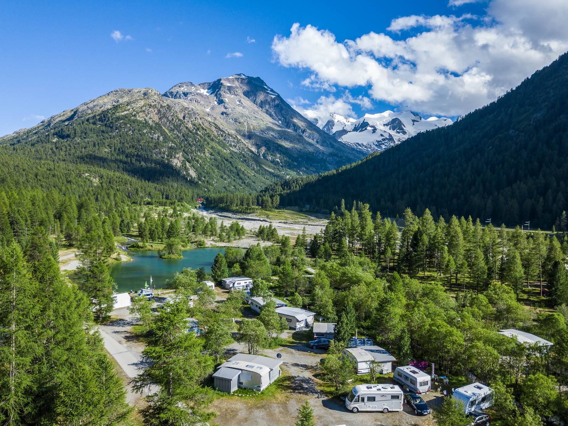 Luftaufnahme des Natur-Camping Morteratsch in den schweizer Alpen bei Pontresina im Engadin