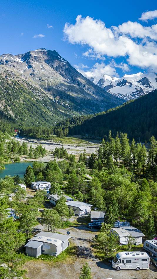 Luftaufnahme des Natur-Camping Morteratsch in den schweizer Alpen bei Pontresina im Engadin